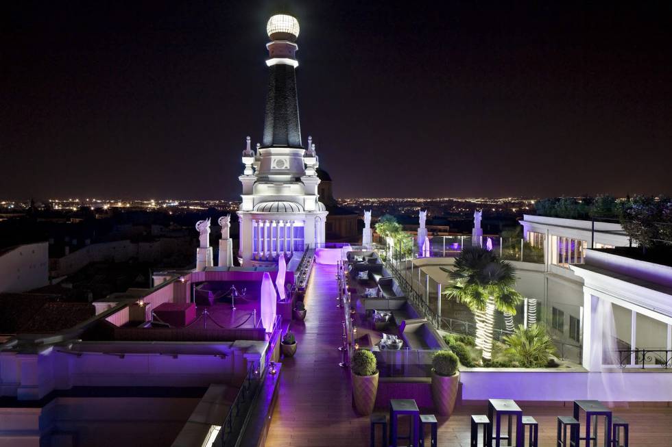Vista nocturna de la terraza del hotel ME Reina Victoria. Vista nocturna de la terraza del hotel ME Reina Victoria.