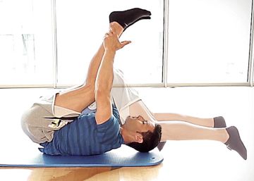 Vídeo| El reto de los 4 minutos: 5 ejercicios para dormir a pierna suelta