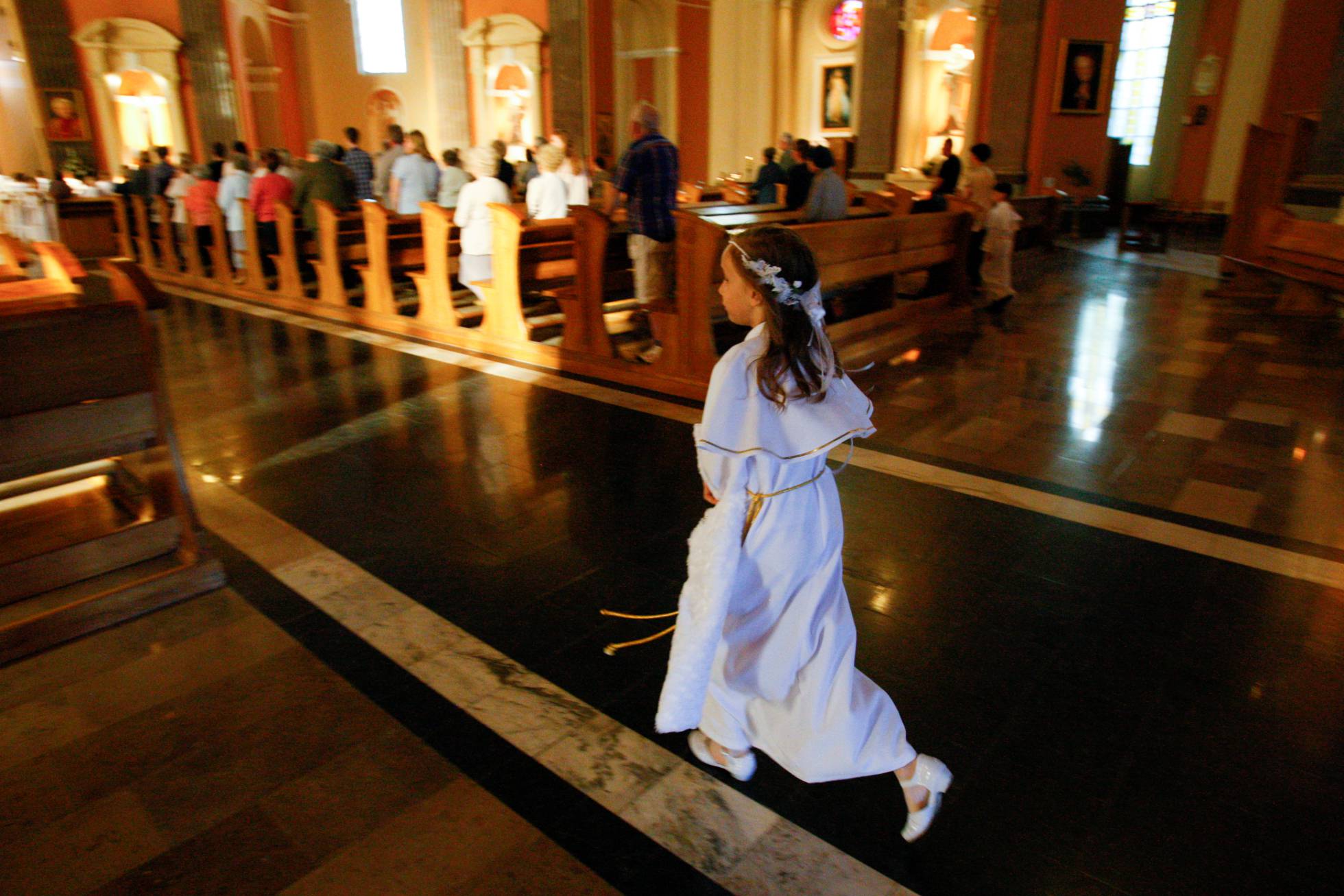 Niños recibiendo la comunión. Niños recibiendo la comunión.