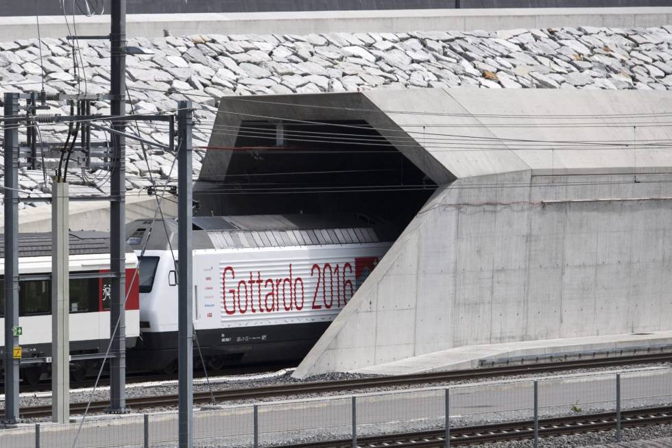 El primer tren que ha circulado por el túnel de San Gotardo entra en la construcción por el portal norte cerca de Erstfeld (Suiza), el 1 de junio de 2016. 