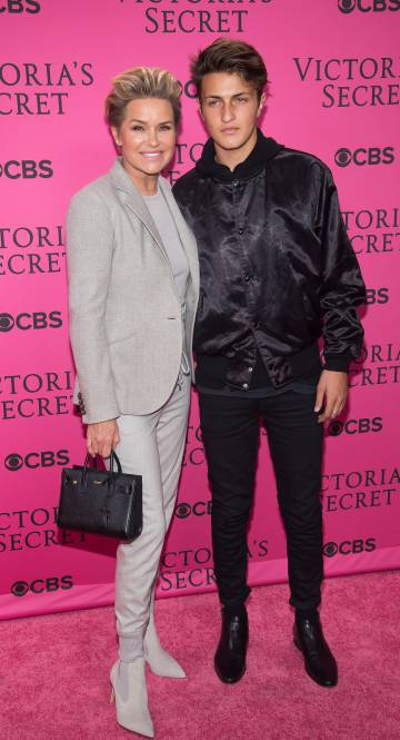 Yolanda Foster y su hijo, Anwar Hadid.