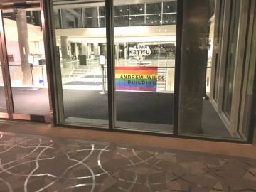 Una bandera arcoiris en un edificio en Oxford.