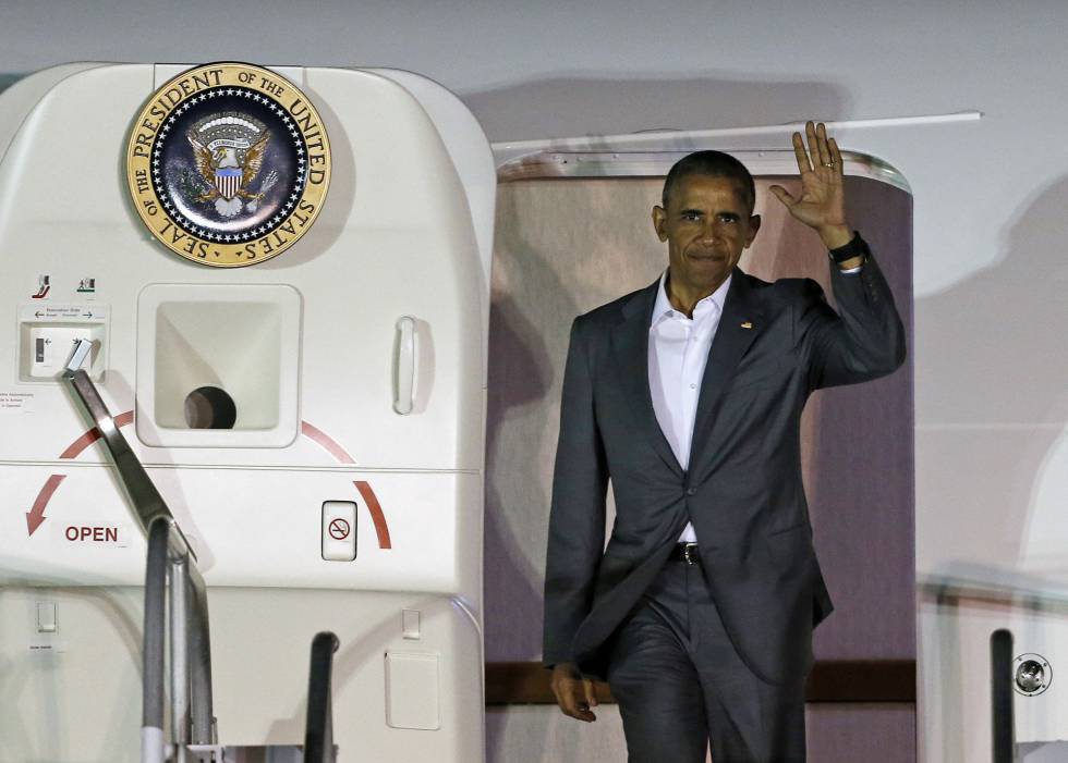 Obama llega en el Air Force One a Fort Pierce, Florida.