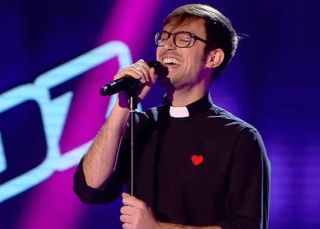 Un cura cantando 'bakalao', el himno español de la próxima JMJ