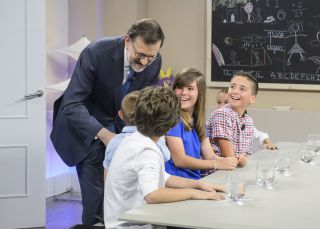 ¿Qué hacen unos niños hablando con Rajoy de 'tarjetas black'?