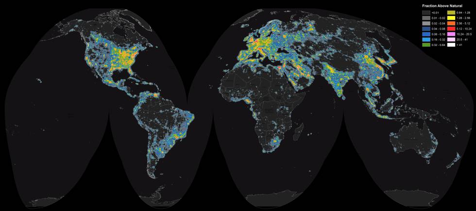 El mapa muestra el grado de contaminación lúminca desde el cielo prístino (en negro) hasta los más iluminados, en blanco.