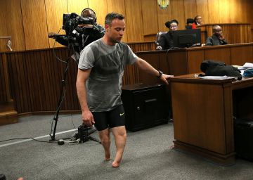 Pistorius retira as próteses e mostra sua vulnerabilidade