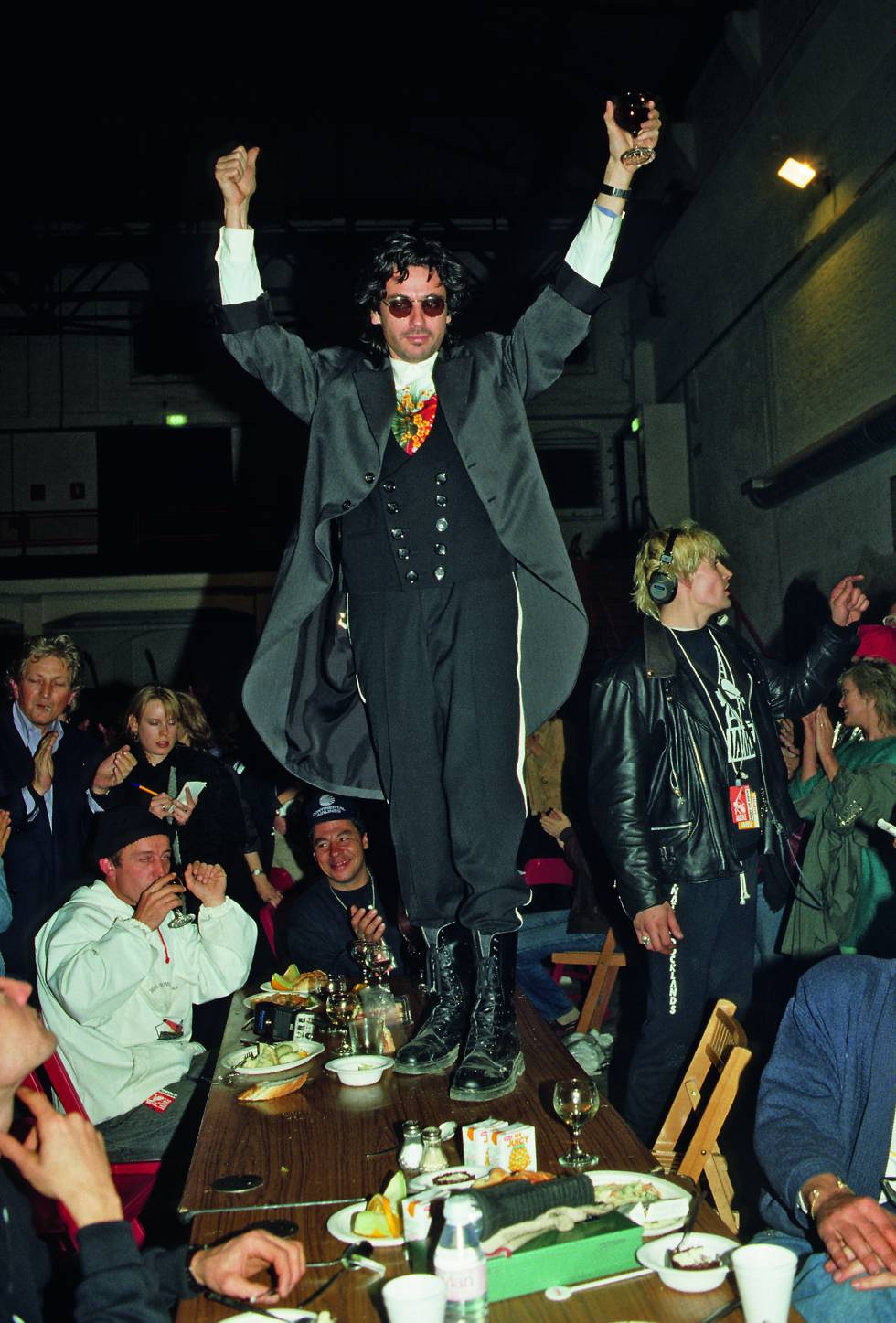 Jarre celebrando el éxito de uno de sus conciertos en los años 80. Jarre celebrando el éxito de uno de sus conciertos en los años 80.
