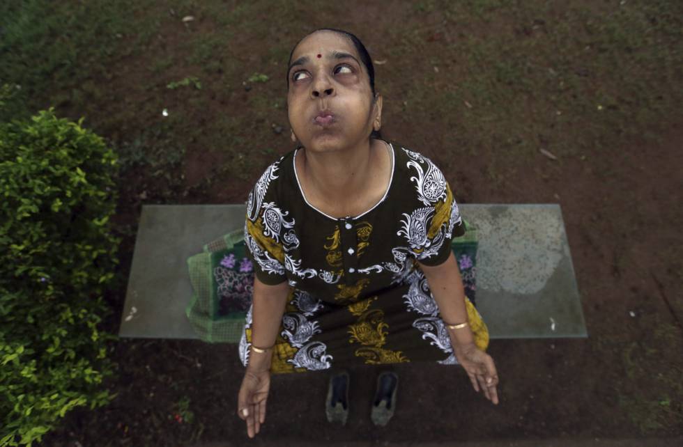 Una mujer practica yoga en un parque en Bombay, India.