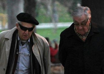 Dos hombres en el Parque del Retiro en Madrid Dos hombres en el Parque del Retiro en Madrid