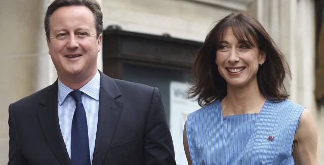 David Cameron y su esposa Samantha llegan a votar.