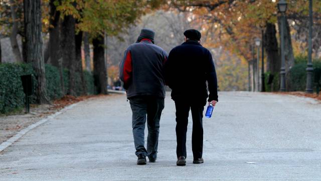 Dos jubilados en un parque en Madrid.