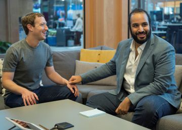 El príncipe Mohamed Bin Salmán junto a Mark Zuckerberg en las oficinas de Facebook en Silicon Valley. El príncipe Mohamed Bin Salmán junto a Mark Zuckerberg en las oficinas de Facebook en Silicon Valley.