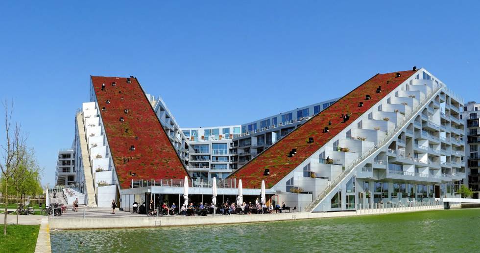 Copenhague fue la primera ciudad que empezó a legislar obligando a los edificios de nueva construcción a instalar en sus azoteas algún tipo de cubierta verde.