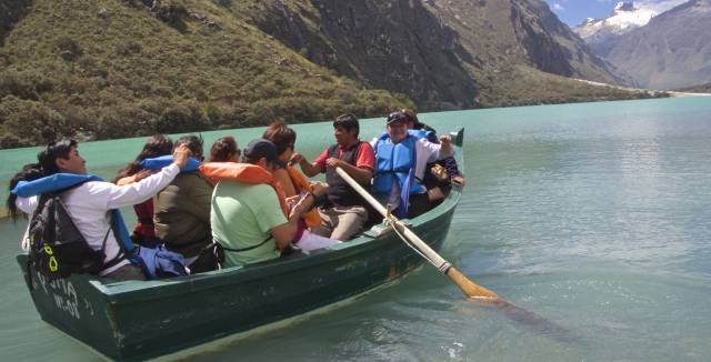Turistas en bote en la reserva de la biosfera de Huascarán. Turistas en bote en la reserva de la biosfera de Huascarán.