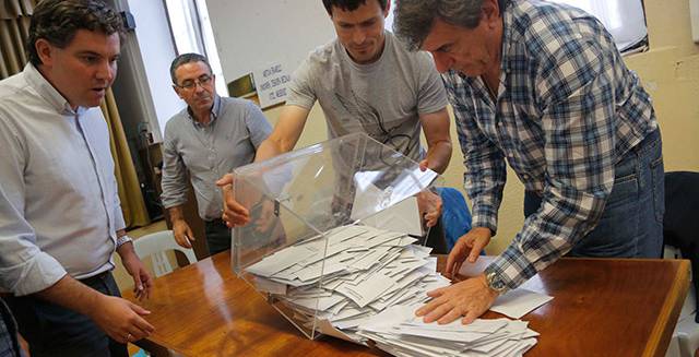 Recuento votos en un colegio de San Sebastián. Recuento votos en un colegio de San Sebastián.