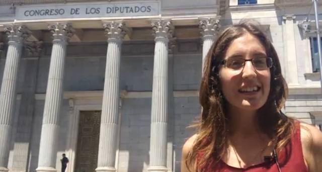 Una electora delante del Congreso de los Diputados. Una electora delante del Congreso de los Diputados.