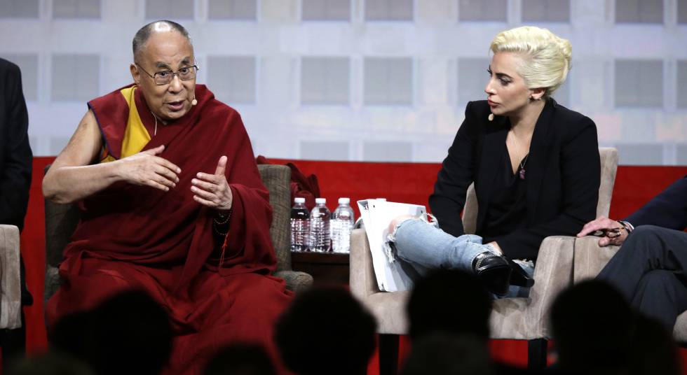 Lady Gaga escucha al Dalai Lama durante la charla.