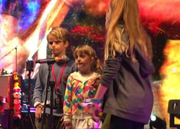 Chris Martin canta con sus hijos en Glastonbury