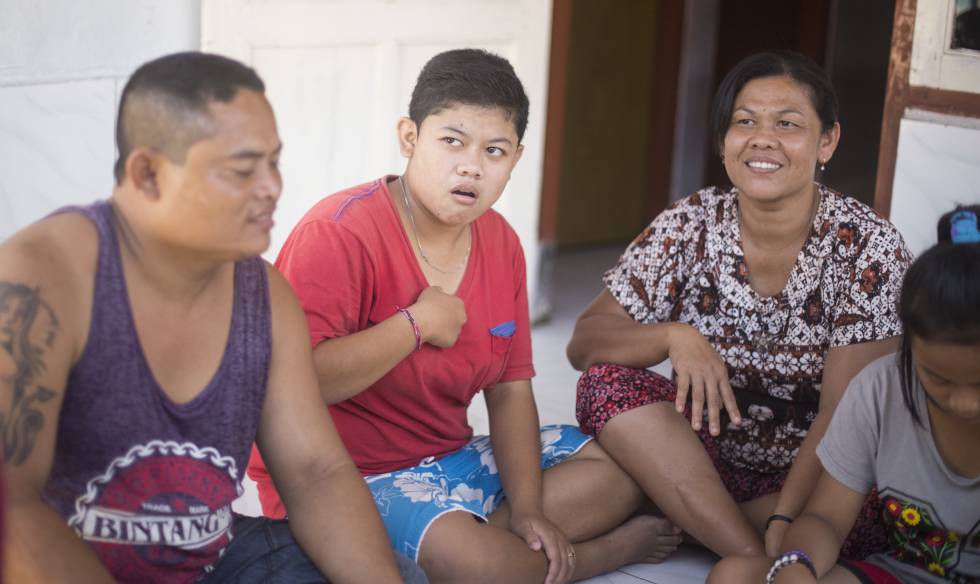 Sumarni, de 16 años, la hija media del matrimonio Pindu y Nyoman, en la entrada de su casa en Bengkala, norte de Bali. Sumarni, de 16 años, la hija media del matrimonio Pindu y Nyoman, en la entrada de su casa en Bengkala, norte de Bali.