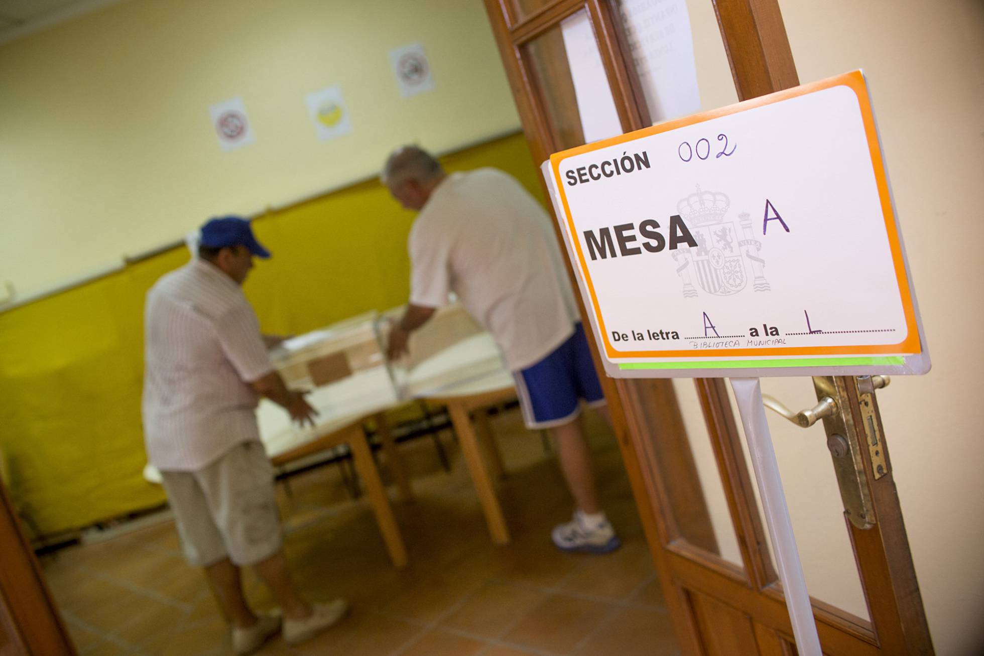 Dos operarios preparan las urnas y demás elementos en un colegio electoral el pasado día 26. Dos operarios preparan las urnas y demás elementos en un colegio electoral el pasado día 26.