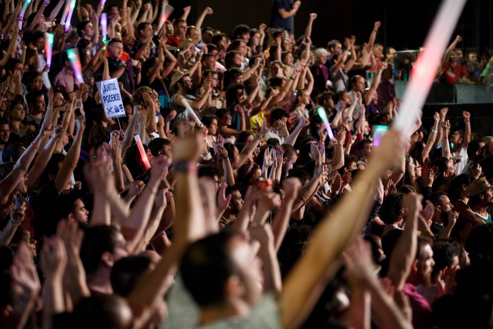 Simpatizantes de Podemos, tras conocer los resultados de las elecciones de junio.