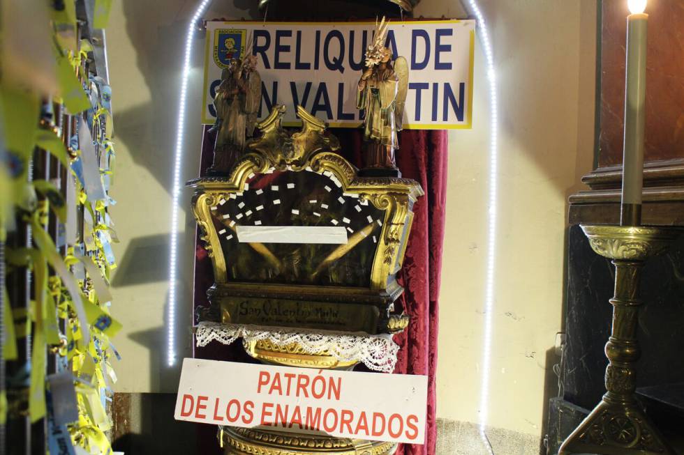 Urna con los supuestos huesos de San Valentín en la iglesia de San Antón. Urna con los supuestos huesos de San Valentín en la iglesia de San Antón.