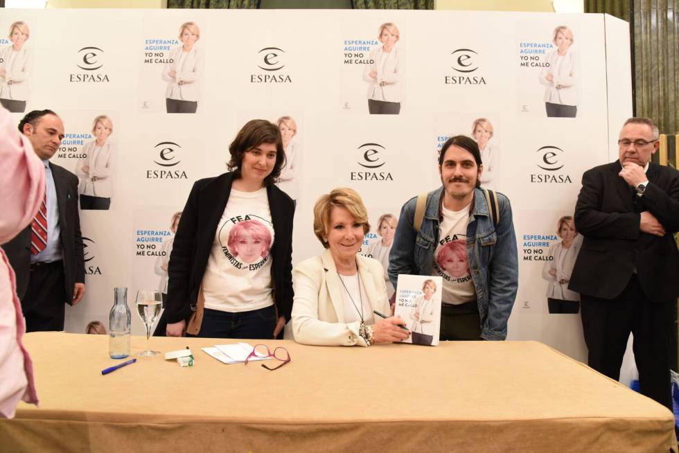 Con Esperanza Aguirre en su firma de libros. Con Esperanza Aguirre en su firma de libros.