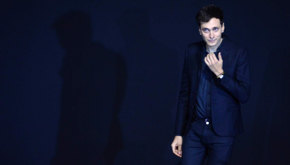 Hedi Slimane, tras presentar su colección primaveraverano 2013 para Saint Laurent en París.