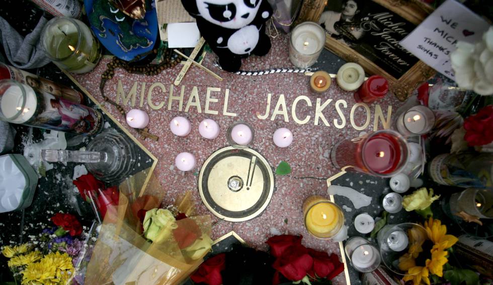 La estrella de Michael Jackson en el Paseo de la Fama, el día de la muerte del cantante, el 26 de junio de 2009