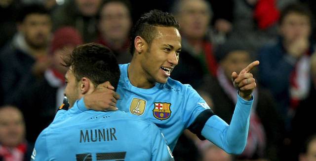 Munir abraza a Neymar tras marcar en San Mamés.