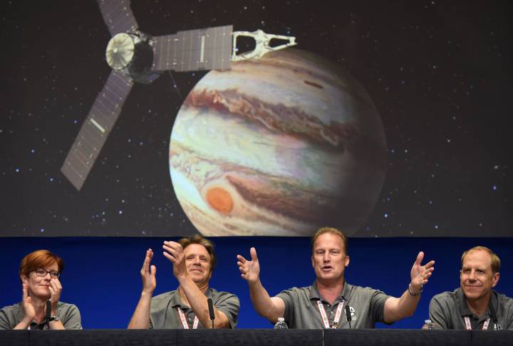 El equipo de la NASA celebra la llegada de 'Juno'.