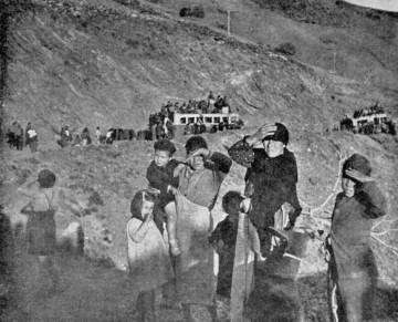 Varios civiles huyen hacia Almería en febrero de 1937 durante la guerra civil.