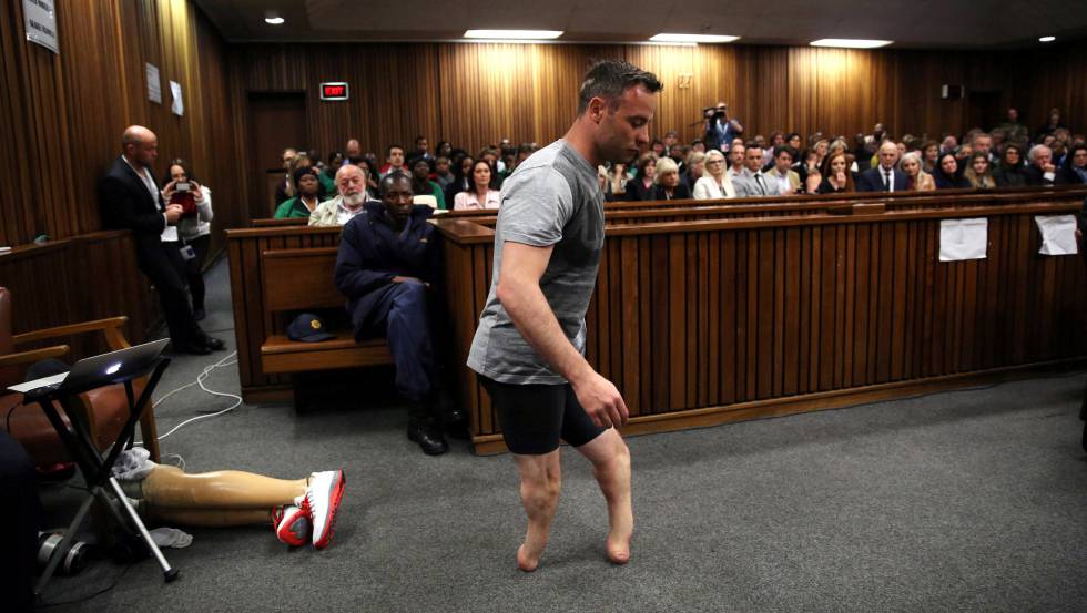 Durante una de las jornadas del juicio, el atleta se tuvo que quitar las dos prótesis que lleva en las piernas para mostrar al jurado cómo caminó sin ellas la noche en la que murió Reeva Steenkamp.