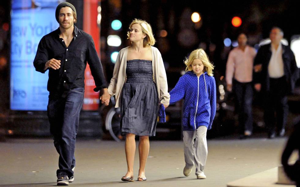 Jake Gyllenhaal, junto a Reese Witherspoon y la hija de la actriz, por las calles de París en 2008.