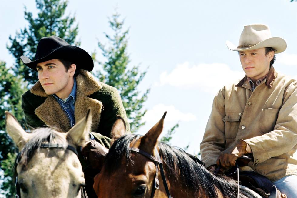 Jake Gyllenhaal y, a la derecha, Heath Ledger, en un fotograma de 'En terreno vedado' (2005).