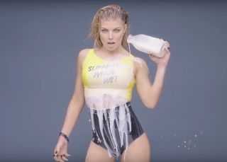 Madres, sexo, 'celebrities' y pop: el polémico retorno de Fergie
