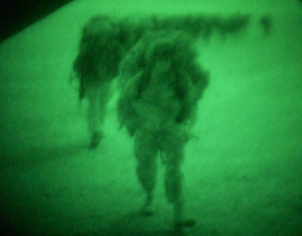 Foto, realizada con cámara de visión de nocturna, de un soldado británico durante la guerra de Irak.