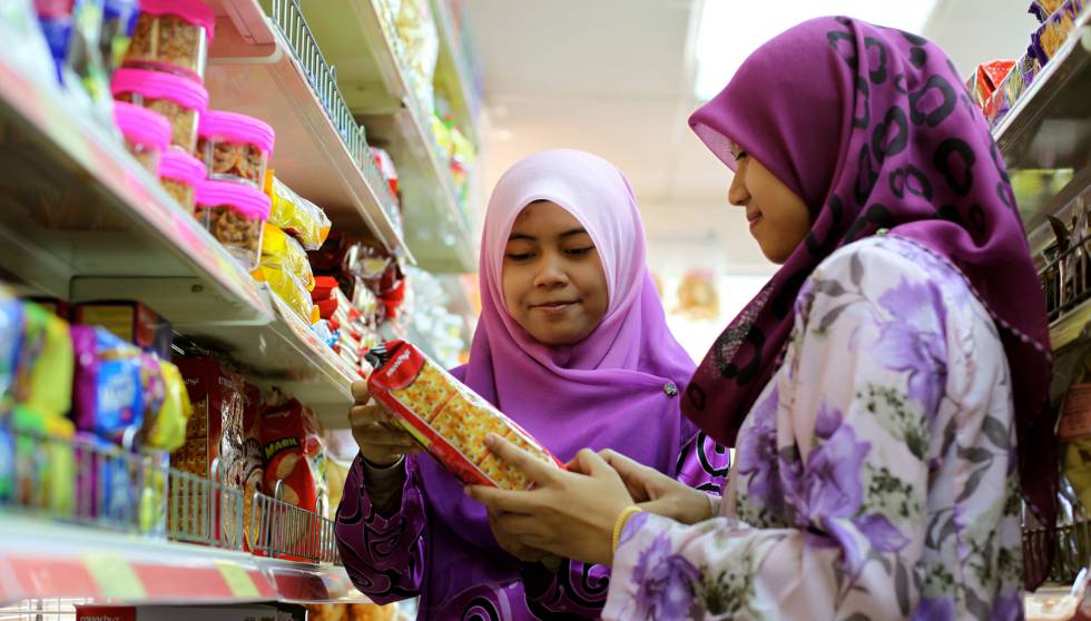 Dos mujeres compran en un supermercado de Kuala Lumpur, Malasia. 