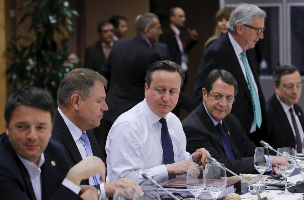 Matteo Renzi, en primer término; David Cameron, en el centro; al fondo, Jean Claude Juncker y Mario Draghi 