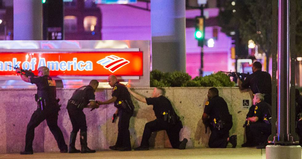 Policías de Dallas repelen los disparos del francotirador
