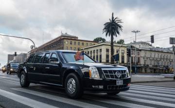 La limusina blindada de Obama, en Varsovia. La limusina blindada de Obama, en Varsovia.