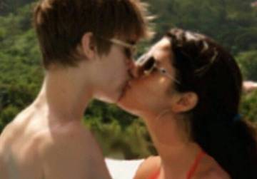 El beso entre Justin Bieber y Selena Gomez, la anterior foto con más 