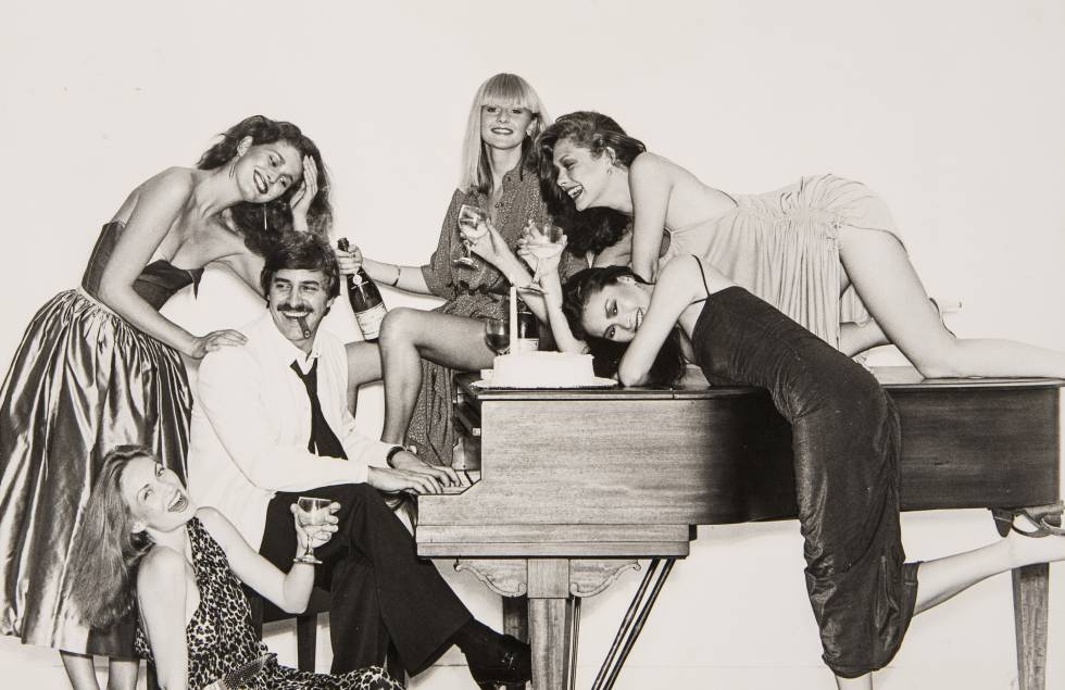John Casablancas, al piano, junto a varias modelos en una fiesta de principios de los ochenta.