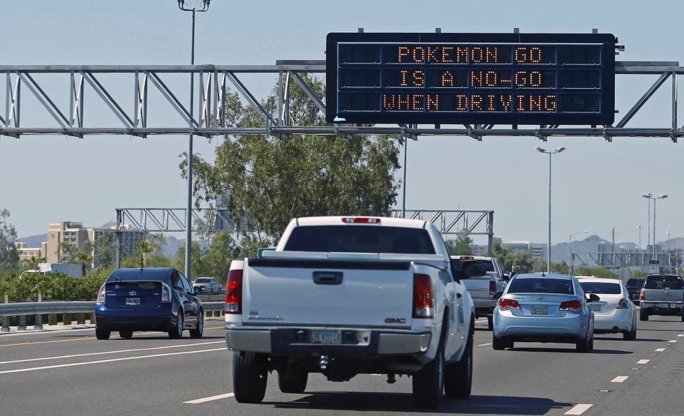 Una señal de tráfico alerta en Arizona (EE UU) del uso de 'Pokémon Go'.rn 
