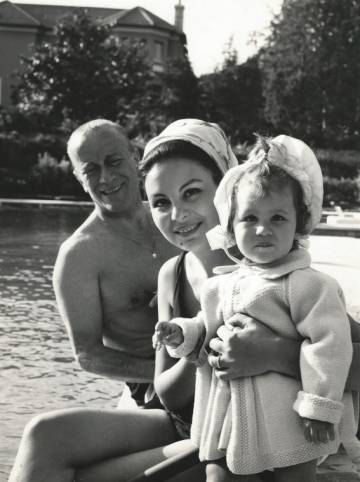 Patricia Gucci junto a sus padres, Aldo Gucci y Bruna Palombo, en una villa romana en 1965.