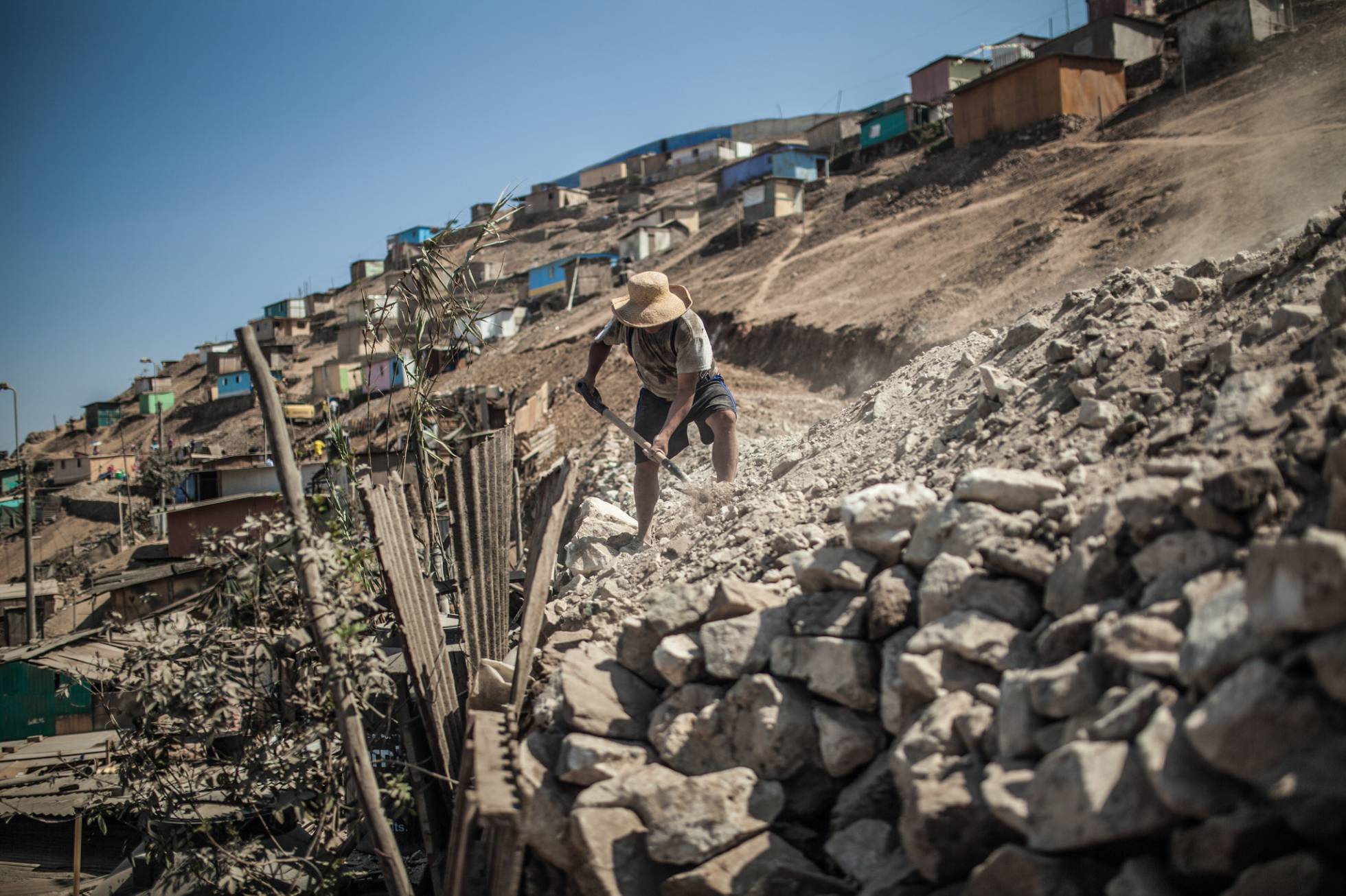 Un vecino de San Juan de Miraflores, Lima, trabaja en la construcción de una carretera que mejorará el acceso al agua de su comunidad. Un vecino de San Juan de Miraflores, Lima, trabaja en la construcción de una carretera que mejorará el acceso al agua de su comunidad.