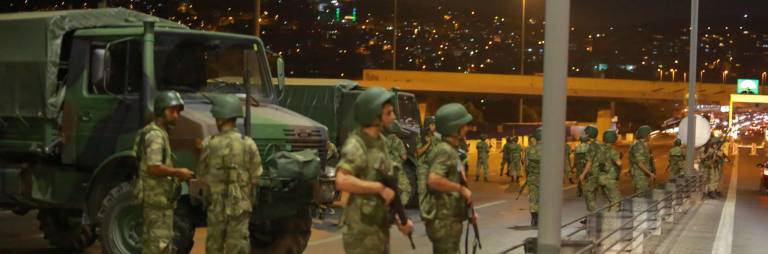 Un destacamento militar bloquea el acceso al Puente del Bósforo en Estambul. Un destacamento militar bloquea el acceso al Puente del Bósforo en Estambul.