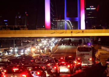 ISTANBUL, TURKEY - JULY 15: Turkish soldiers block Istanbul's Bosphorus Brigde on July 15, 2016 in Istanbul, Turkey. Istanbul's bridges across the Bosphorus, the strait separating the European and Asian sides of the city, have been closed to traffic. Reports have suggested that a group within Turkey's military have attempted to overthrow the government. Security forces have been called in as Turkey's Prime Minister Binali Yildirim denounced an "illegal action" by a military "group", with bridges closed in Istanbul and aircraft flying low over the capital of Ankara. (Photo by Gokhan TanGetty Images)