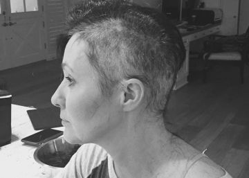 Shannen Doherty muestra cómo pierde el pelo por el cáncer Shannen Doherty muestra cómo pierde el pelo por el cáncer
